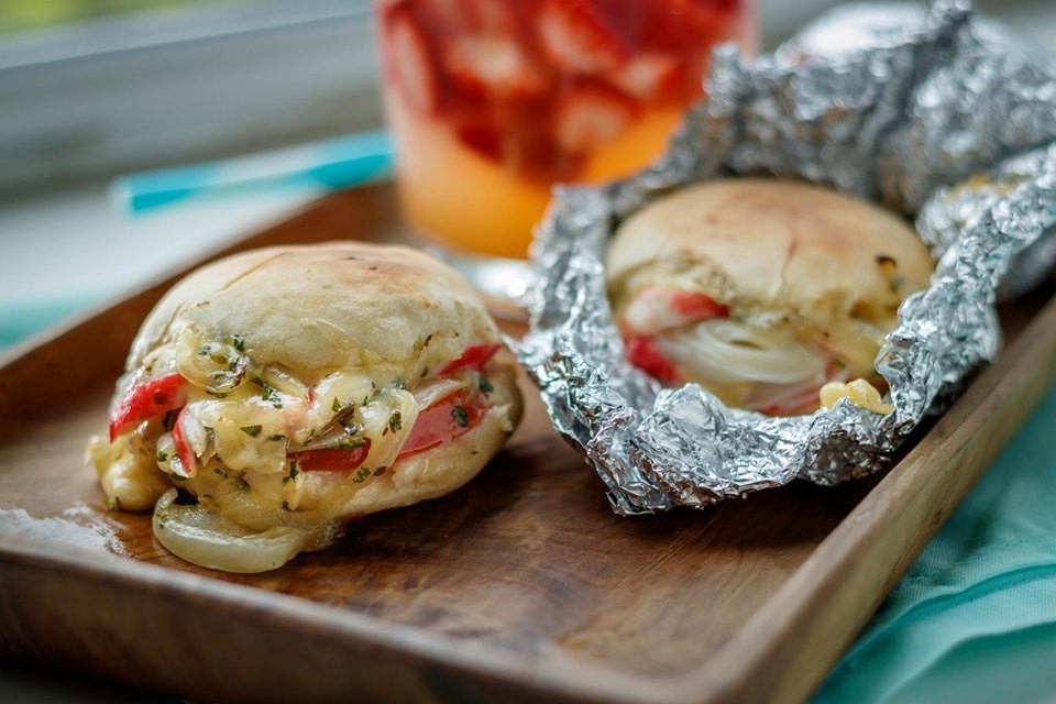 foto de Sandwich tostado envuelto en papel plateado